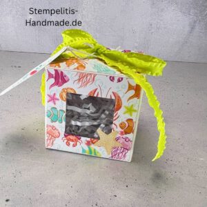 Handdekorierte Fensterschachtel 7 cm mit maritimen Motiven, Geschenkbox mit Fenster und Schleife in Grün, Detailansicht Geschenkschachtel Etikett „Zeit für Meer“, Offene Sichtfensterbox von oben, Fensterschachtel mit bunter Meeresdekoration, Geschenkverpackung mit transparentem Fenster, Handgemachte maritime Fensterschachtel mit Schleife